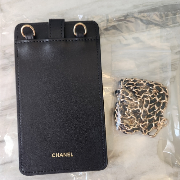 New Black Coco Crush Phone & Card Case with Gold Chain (GWP) Chanel - Picture 2 of 4